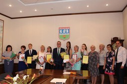 В столице Хакассии наградили денежными премиями «стобальников»