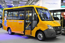 Дмитрий Ливанов осмотрел новые модели школьных автобусов