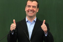 Премьер Дмитрий Медведев оценил победу российских школьников