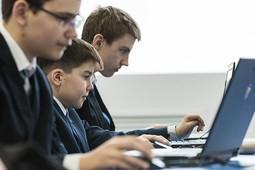 «Роснефть» поставит компьютеры в школы на 5,7 млрд рублей