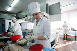 В Екатеринбурге в отношении 15 поваров возбуждены уголовные дела за поддельные медкнижки