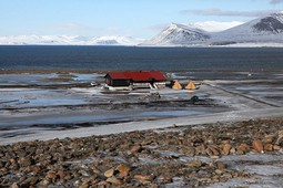 Станция "Северный полюс-2015" ушла в дрейф по Ледовитому океану