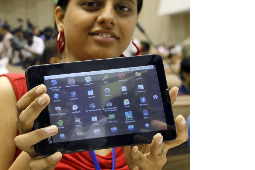 Индийцы снабжают студентов планшетами