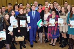 Сергей Аксёнов наградил лучших волонтёров Крыма