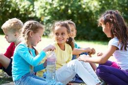 Как научить ребенка дружить: возрастные особенности общения школьников