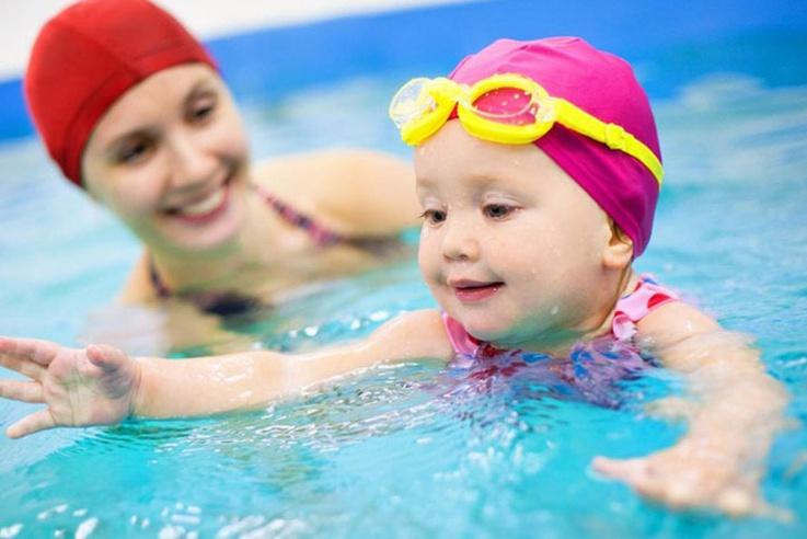 Зачем учить ребенка плавать