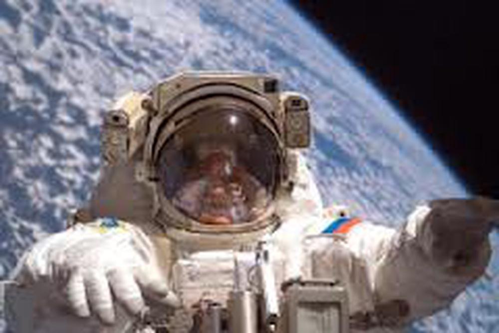 Российские космонавты вышли в открытый ...