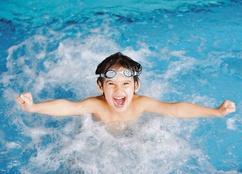 Зачем учить ребенка плавать